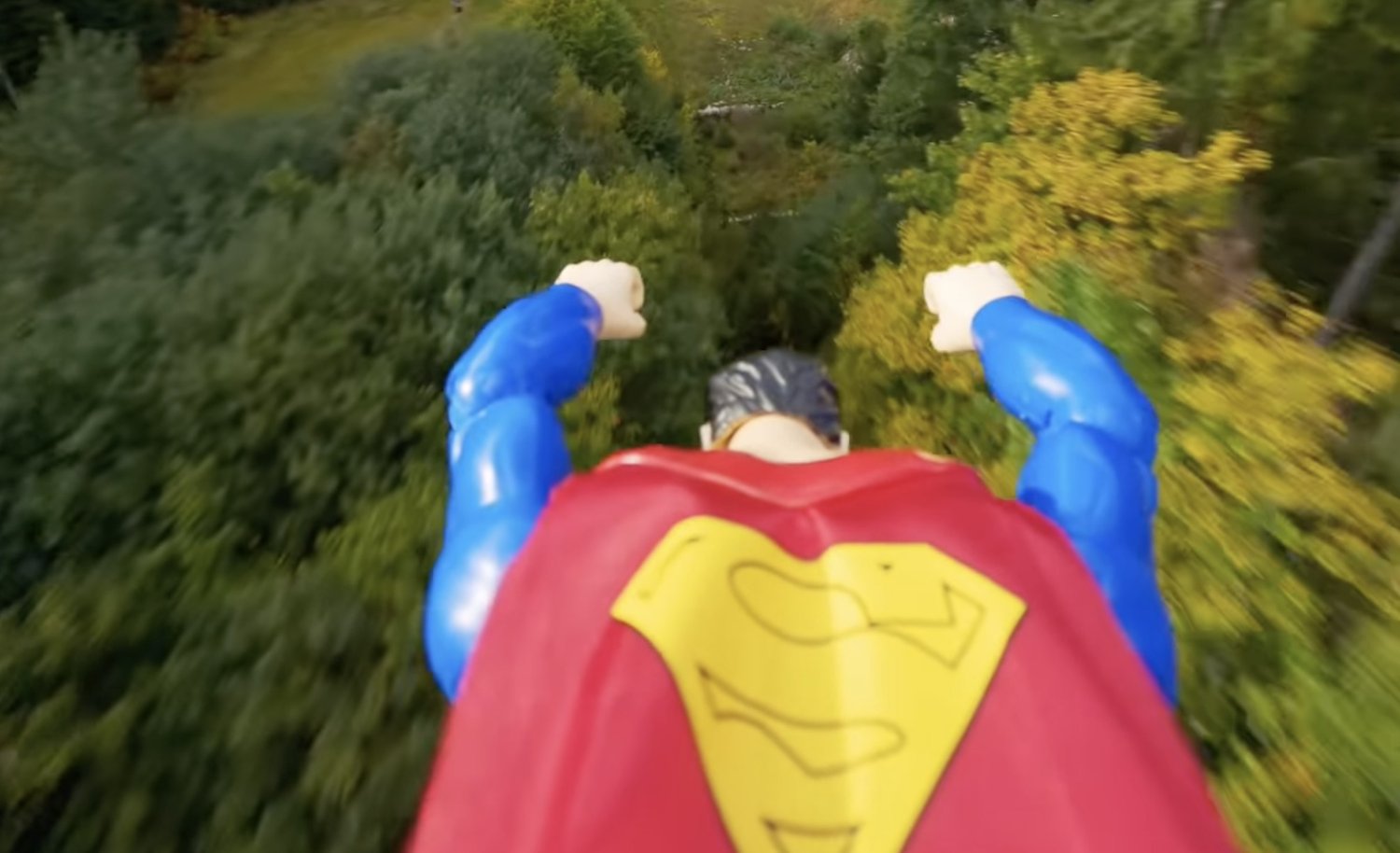 Une figurine Superman est attachée à un drone FPV et survole la campagne allemande